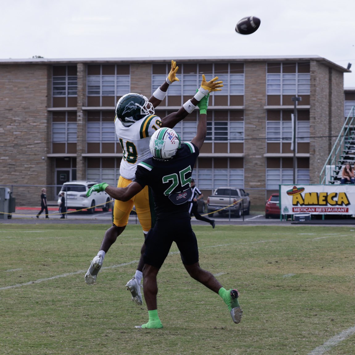 OBU_Football's tweet image. Moss&apos;d him. 

@mikemars0 🤝 @RandyMoss 

Mike&apos;s 55-yard TD catch yesterday was a career-long! #OnToVictory