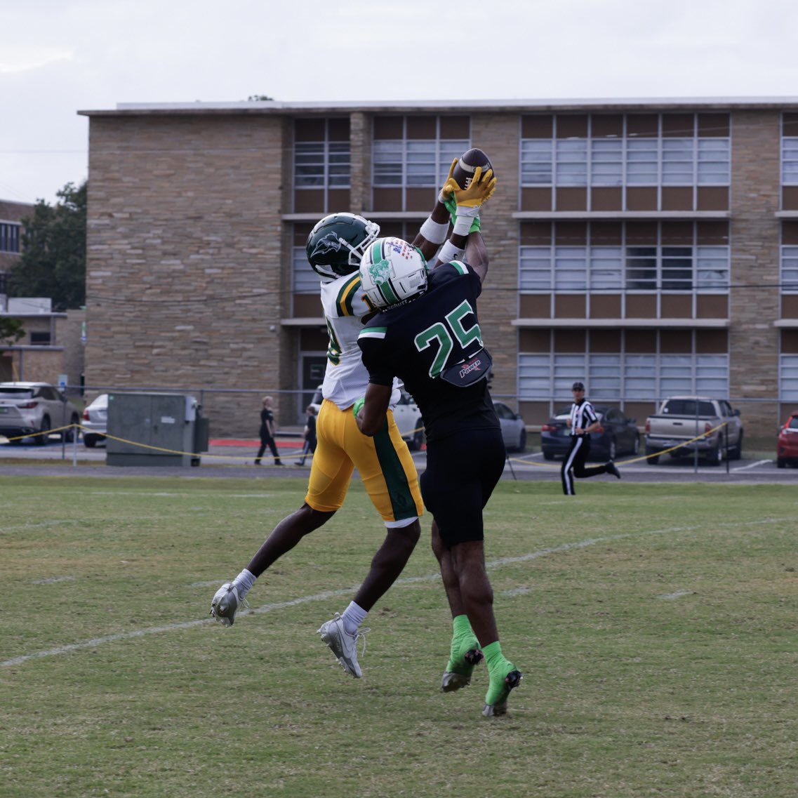 OBU_Football's tweet image. Moss&apos;d him. 

@mikemars0 🤝 @RandyMoss 

Mike&apos;s 55-yard TD catch yesterday was a career-long! #OnToVictory