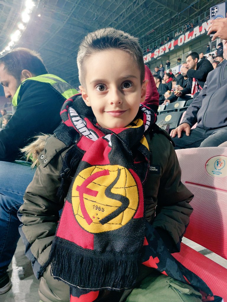 AtaAltay1914's tweet photo. Oğlum lokum dağıt arkadaşlara 😅
+3 🏁 ❤️🖤
#Eskişehirspor #AtaAltay https://t.co/VkPxsepudA
