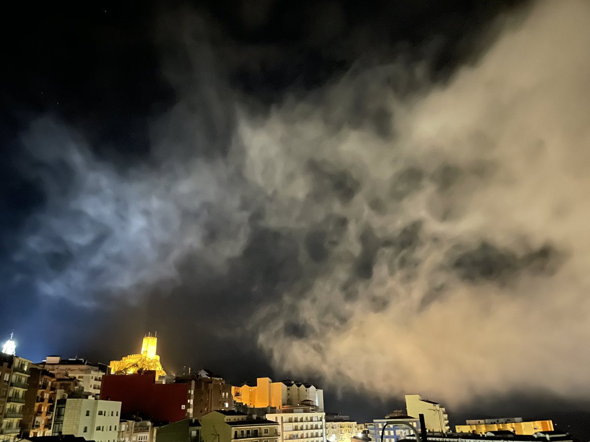 elscastells's tweet photo. La inutilitat manifesta del govern de Mazón, les morts que són responsabilitat seua i el joc intencionat de no fer res. Et volem jutjat i entre reixes. El poble valencià no vos vol. Foto d'ara de Banyeres de Mariola. https://t.co/vXpcuFoWfX