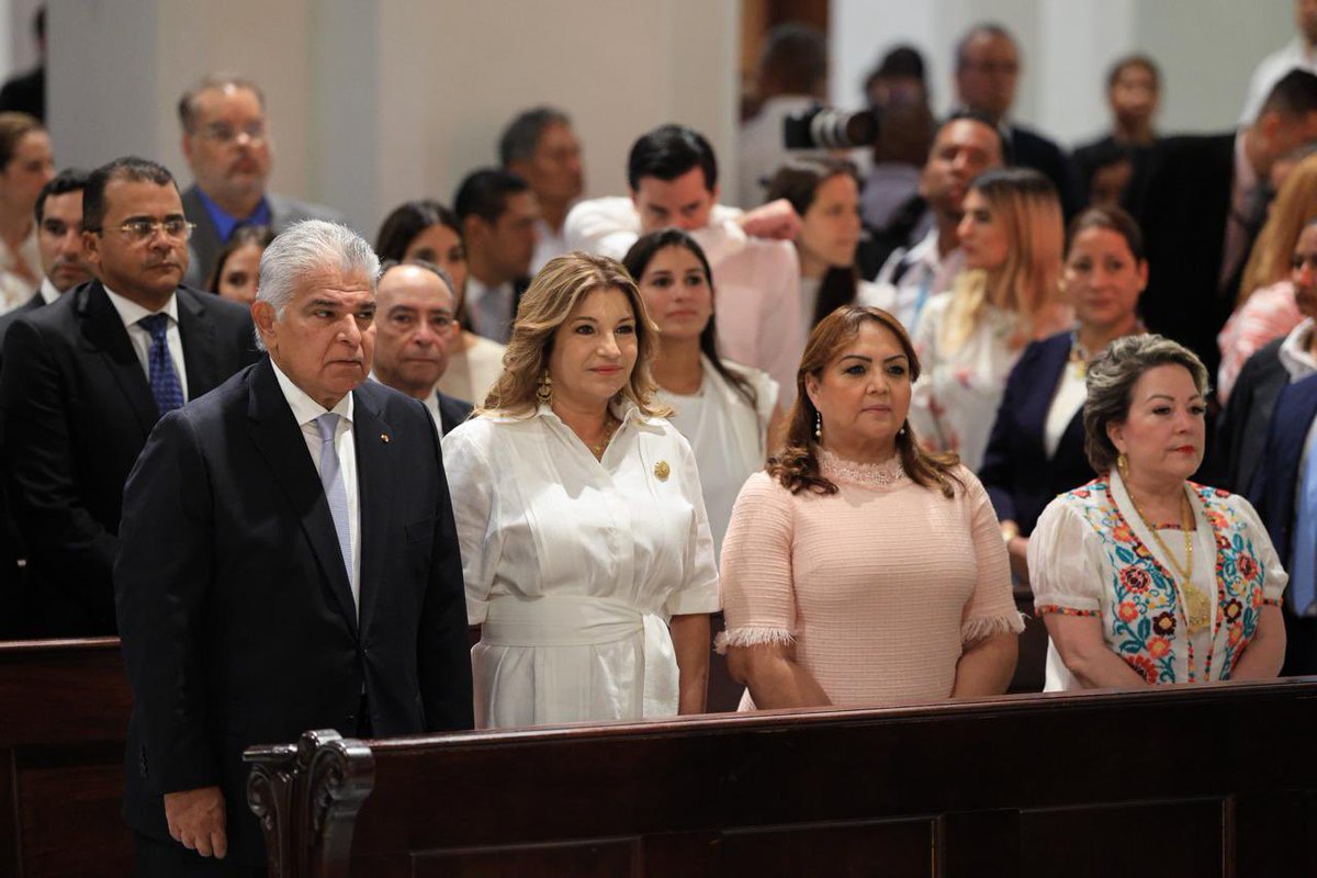 CancilleriaPma's tweet photo. Con fervor patriótico, nuestras autoridades, altos miembros del gobierno y el cuerpo diplomático se unieron para conmemorar los 121 años de la separacion de Panamá de Colombia en los eventos liderados por el presidente @JoseRaulMulino y la primera dama @mulinomaricel. https://t.co/ObkSmYhcO6