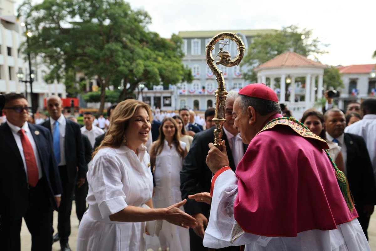 CancilleriaPma's tweet photo. Con fervor patriótico, nuestras autoridades, altos miembros del gobierno y el cuerpo diplomático se unieron para conmemorar los 121 años de la separacion de Panamá de Colombia en los eventos liderados por el presidente @JoseRaulMulino y la primera dama @mulinomaricel. https://t.co/ObkSmYhcO6