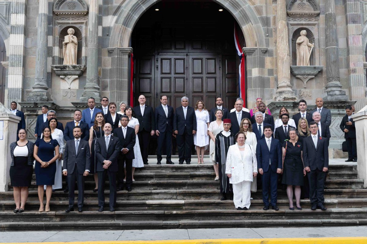 CancilleriaPma's tweet photo. Con fervor patriótico, nuestras autoridades, altos miembros del gobierno y el cuerpo diplomático se unieron para conmemorar los 121 años de la separacion de Panamá de Colombia en los eventos liderados por el presidente @JoseRaulMulino y la primera dama @mulinomaricel. https://t.co/ObkSmYhcO6