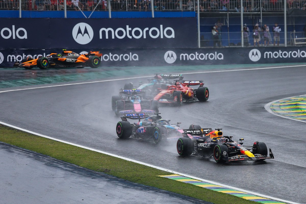 Verstappen1sta's tweet photo. ¿La imagen del año? https://t.co/aVzvnmp6c4