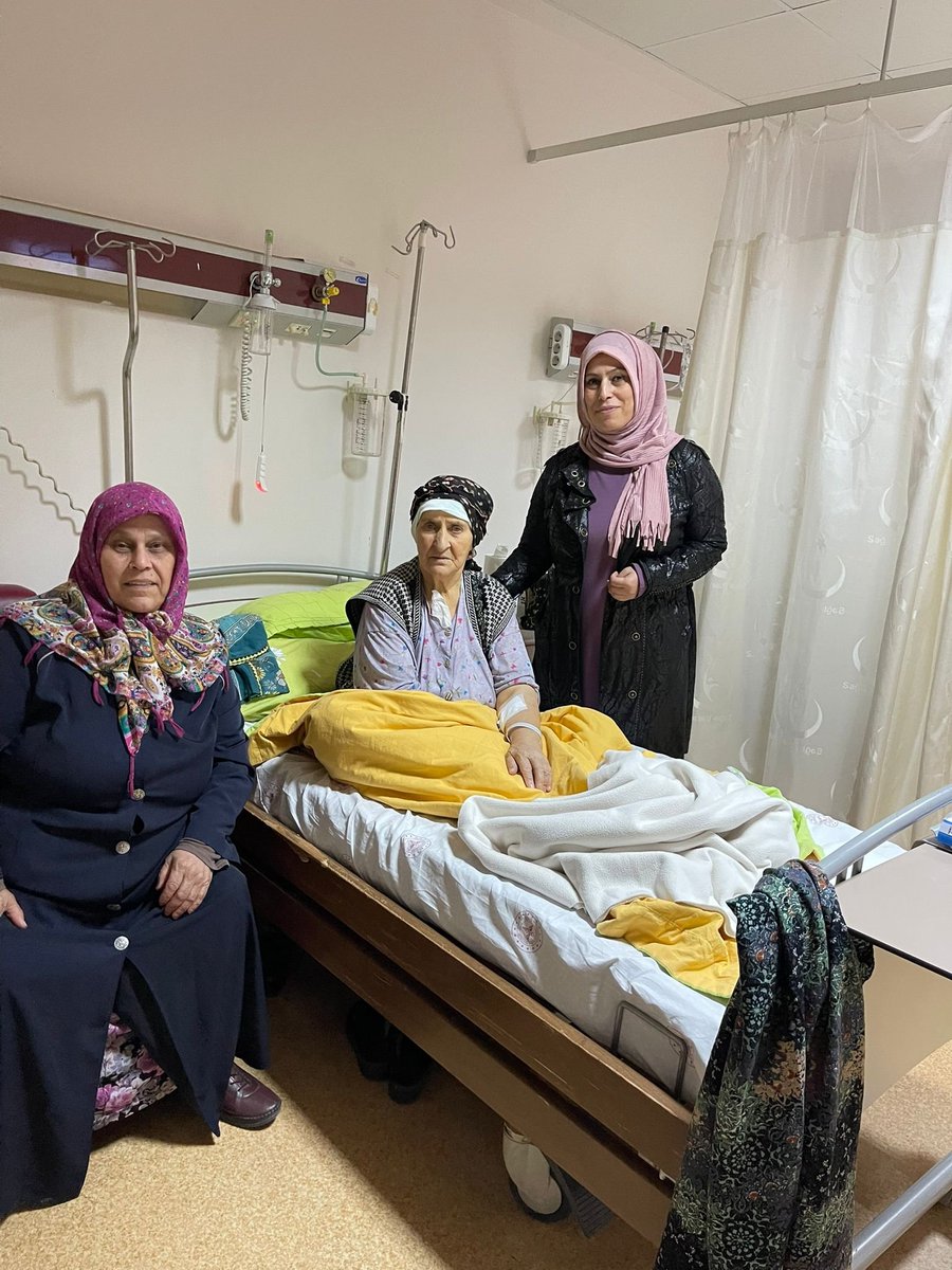 İlçe Kadın Kolları Başkan Yardımcımız Azize Hacıhamzaoğlu Kanuni Eğitim ve Araştırma Hastanesi'nde tedavi olan Şaduman ERTÜRK'e ziyaret gerçekleştirdi. Şaduman hanıma geçmiş olsun dileklerimizi iletiyoruz.