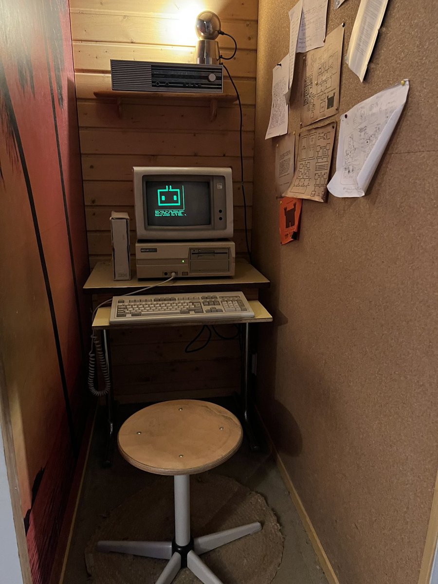 arieldiaco's tweet photo. En el museo de los videojuegos, en Berlín, acondicionaron unos rincones para que puedas jugar al Atari o a la C64 o a otras consolas como si estuvieras en tu casa en la época en que se usaba. https://t.co/M0w5w0Y3zB