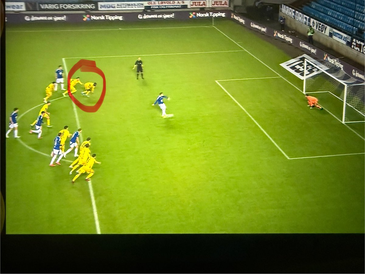 moldeklev's tweet photo. @Edvartsen @Aaro81 Hva med spilleren som er innenfor? Skal det tas om igjen pga det? https://t.co/g10mZbJJpF