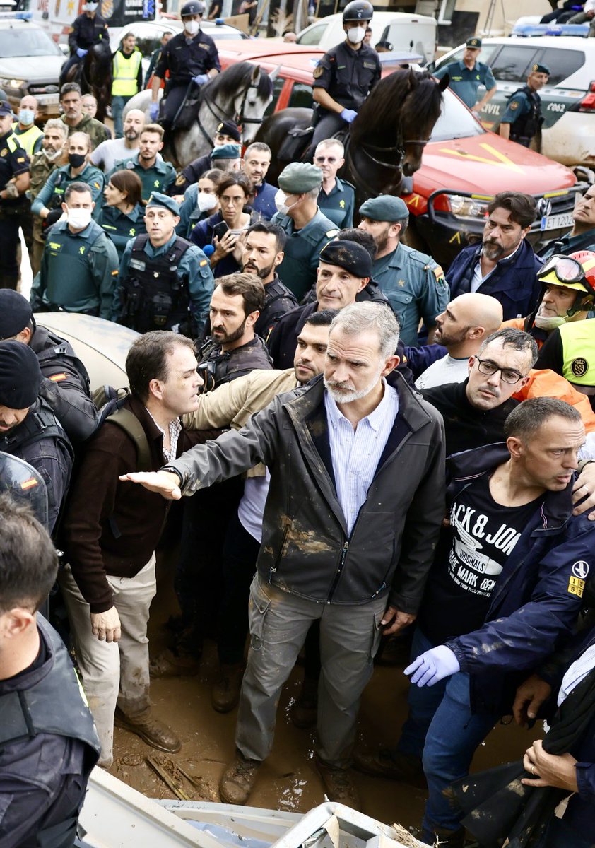 This is a King 👑!

The King of Spain 🇪🇸 today among the people risking lynchings, anger, and extreme gestures from those brought to their knees by tragedy

The Prime Minister escaped, with his car being pelted with rocks

The King stayed to calm the people

This is a King 👑!