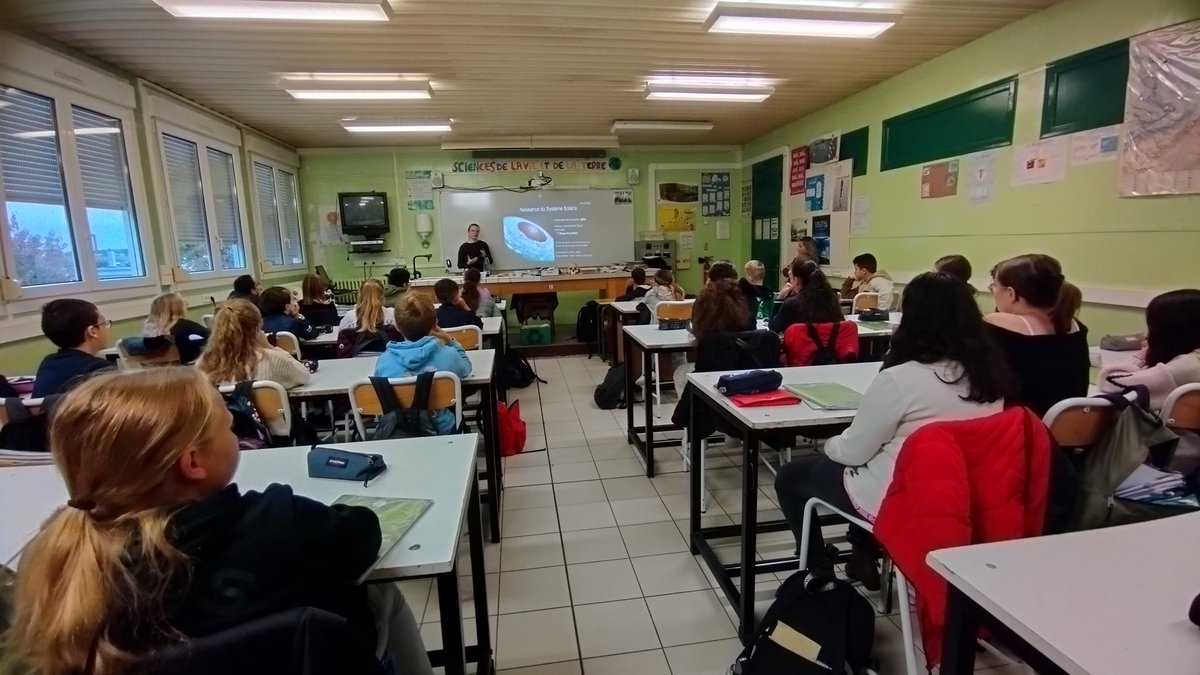 SVT Bouligny (@boulignysvt) on Twitter photo Les 6èmes du <a href="/clgBouligny/">Collège de Bouligny</a> ont rencontré Clarisse PEIGNAUX,étudiante en 1ère année de thèse au CRPG👩🏫qui fait des recherches sur la planète MARS. Les élèves débutent un projet vidéo sur 7 planètes🪐 du système solaire.Restitution finale le 13 décembre <a href="/CrpgNancy/">CRPG</a> <a href="/CNRS_Centre_Est/">CNRS Centre-Est</a> Les 6èmes du <a href="/clgBouligny/">Collège de Bouligny</a> ont rencontré Clarisse PEIGNAUX,étudiante en 1ère année de thèse au CRPG👩🏫qui fait des recherches sur la planète MARS. Les élèves débutent un projet vidéo sur 7 planètes🪐 du système solaire.Restitution finale le 13 décembre <a href="/CrpgNancy/">CRPG</a> <a href="/CNRS_Centre_Est/">CNRS Centre-Est</a>