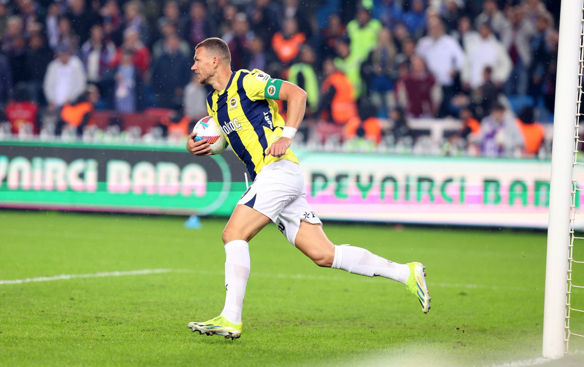SportsDigitale's tweet photo. Edin Dzeko: "Ufacık temasta yukarıdan penaltı kararı çıkıyor. Futbol oynuyoruz, bale yapmıyoruz." https://t.co/I91jH2tC8i