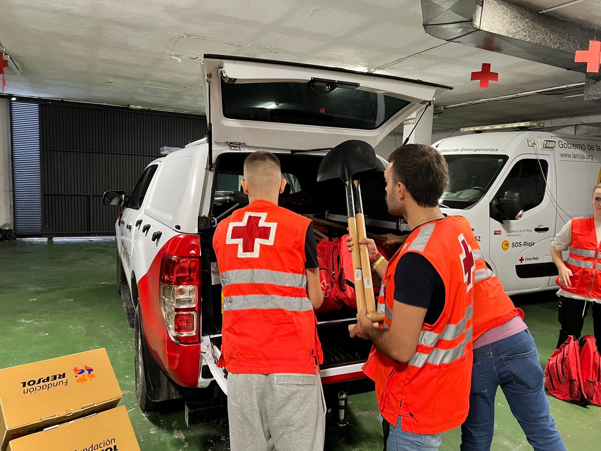 CruzRojaRioja's tweet photo. [#DANA]

Voluntarios y voluntarias preparando el material para relevar a los compañeros que ya están trabajando en el terreno en las zonas afectadas por los efectos de la #DANA https://t.co/7r71y7ZXo4
