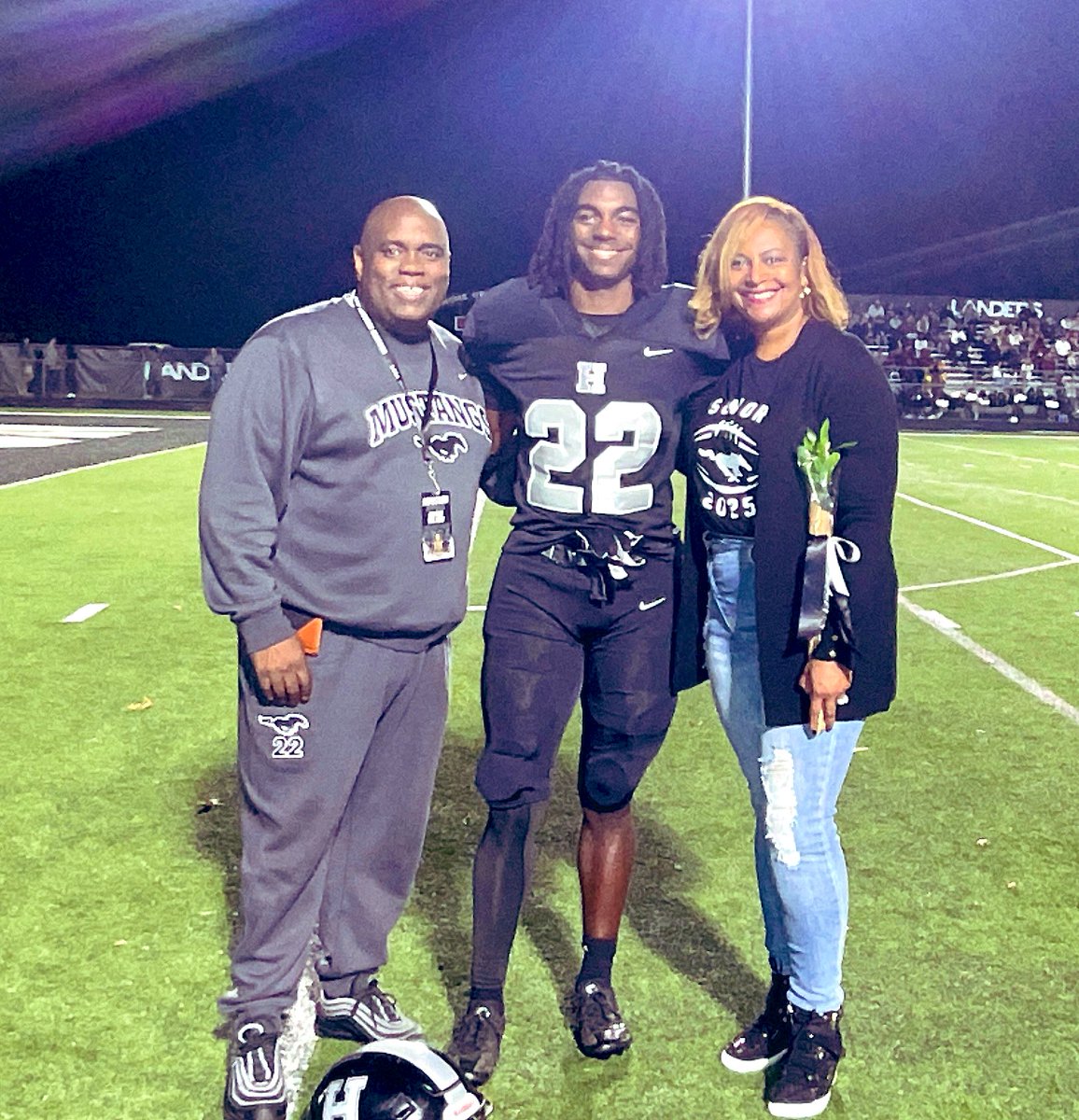 MemphisClo's tweet photo. Great Senior Night!!!
Houston Mustangs defeat Collierville to win Mayor’s Cup and Region Championship! https://t.co/UwUSqvRxlk