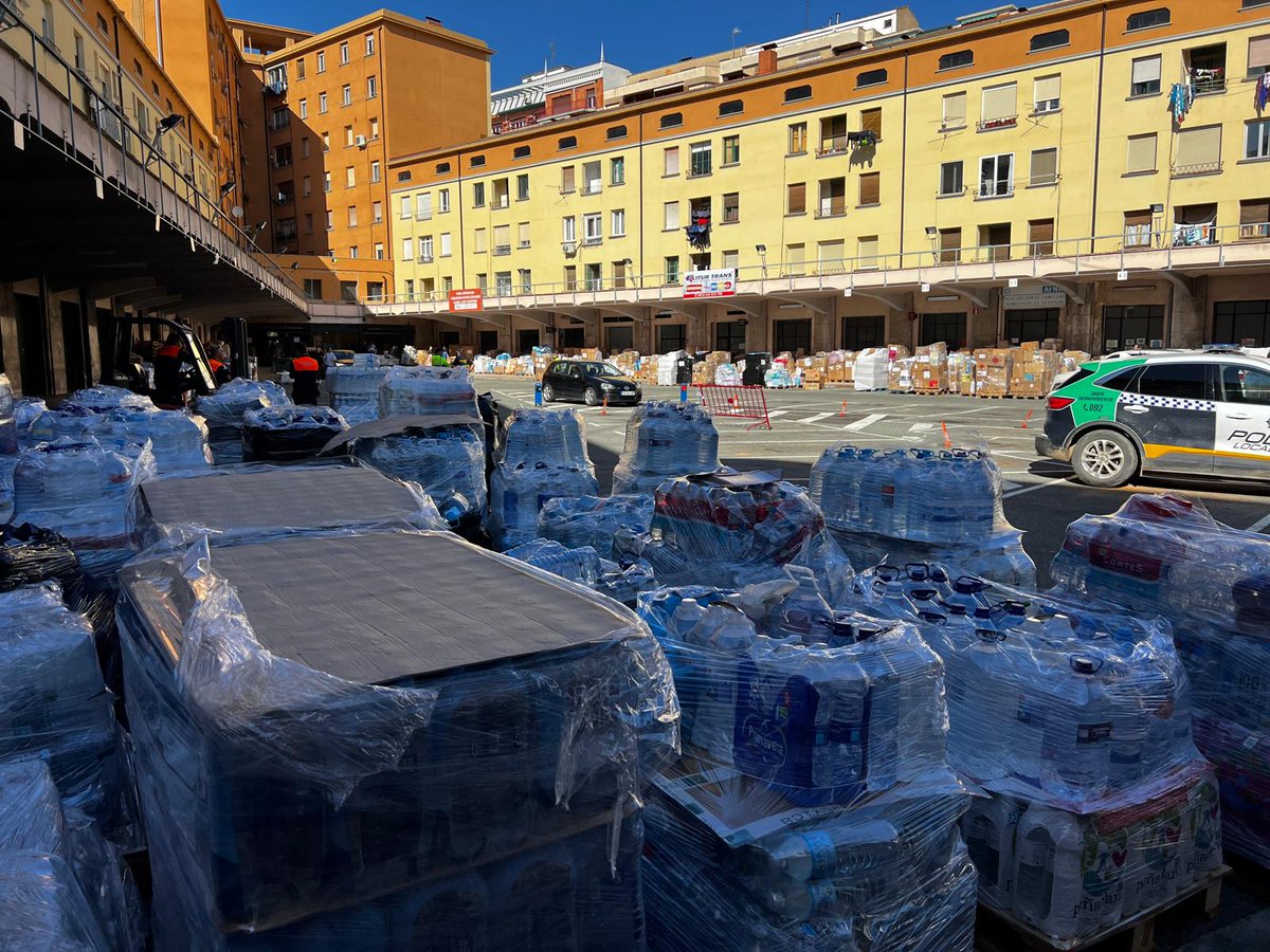 AytoLogrono's tweet photo. 🚨📦| A partir de mañana lunes se suspende la recepción de materiales para el público en general en la antigua estación tras la petición de la @generalitat, la @fempcomunica y la @fvmpendirecto.

🔹 Para poder gestionar adecuadamente los recursos que se están recogiendo en todo el país.

👉 Más info: https://t.co/2yZwRy4q3m