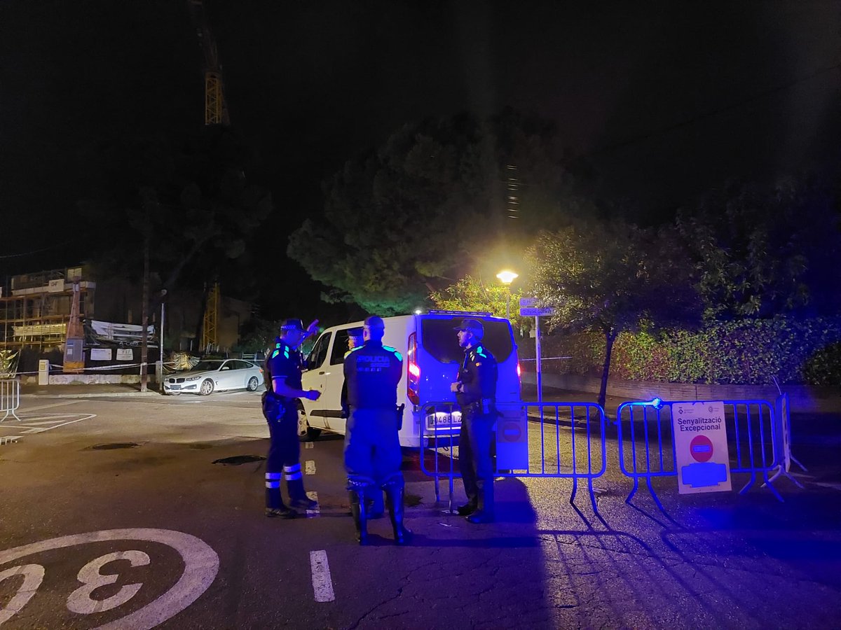 Fent seguiment de la pluja que ha caigut en les últimes hores a Sitges cal remarcar que no hem de lamentar cap dany personal. Hi ha carrers tallats degut a la caiguda d'arbres i altres vies tallades per prevenció.
