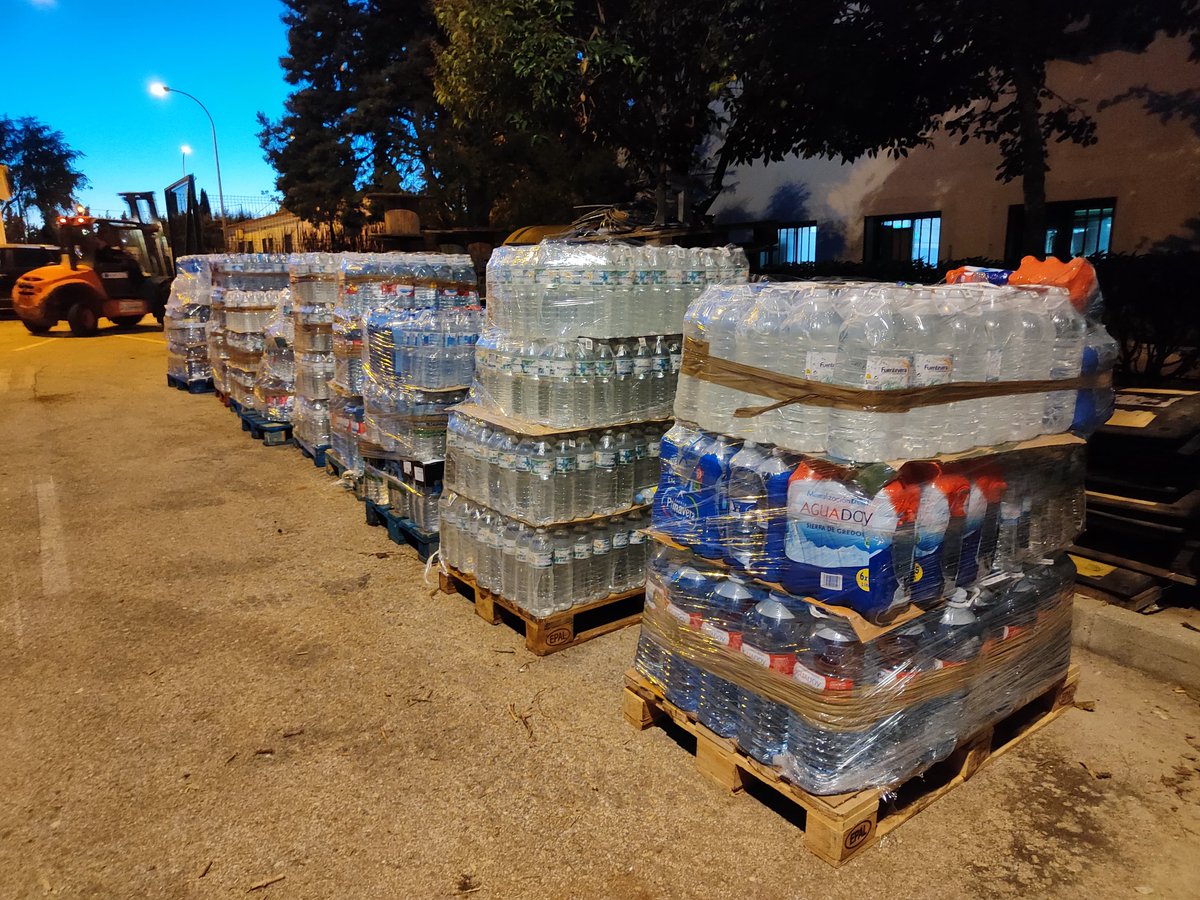 AytoPinto's tweet photo. ❤️‍🩹En apenas un día recogemos toneladas de ayuda humanitaria para nuestros hermanos valencianos, manchegos y andaluces, golpeados por la #DANA

Mañana continuaremos y se enviará todo el material a través de la @FedMMadrid @DGobiernoMadrid

🫶Pinto está con vosotros #PintoSolidario https://t.co/Qim4DfLZTP