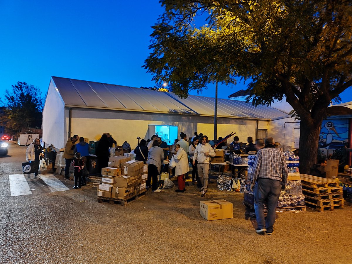 AytoPinto's tweet photo. ❤️‍🩹En apenas un día recogemos toneladas de ayuda humanitaria para nuestros hermanos valencianos, manchegos y andaluces, golpeados por la #DANA

Mañana continuaremos y se enviará todo el material a través de la @FedMMadrid @DGobiernoMadrid

🫶Pinto está con vosotros #PintoSolidario https://t.co/Qim4DfLZTP