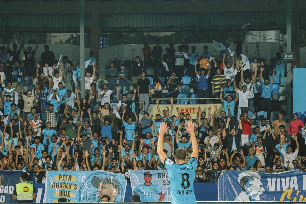 Every single face in the crowd filled with joy.
Nights we live for 🩵