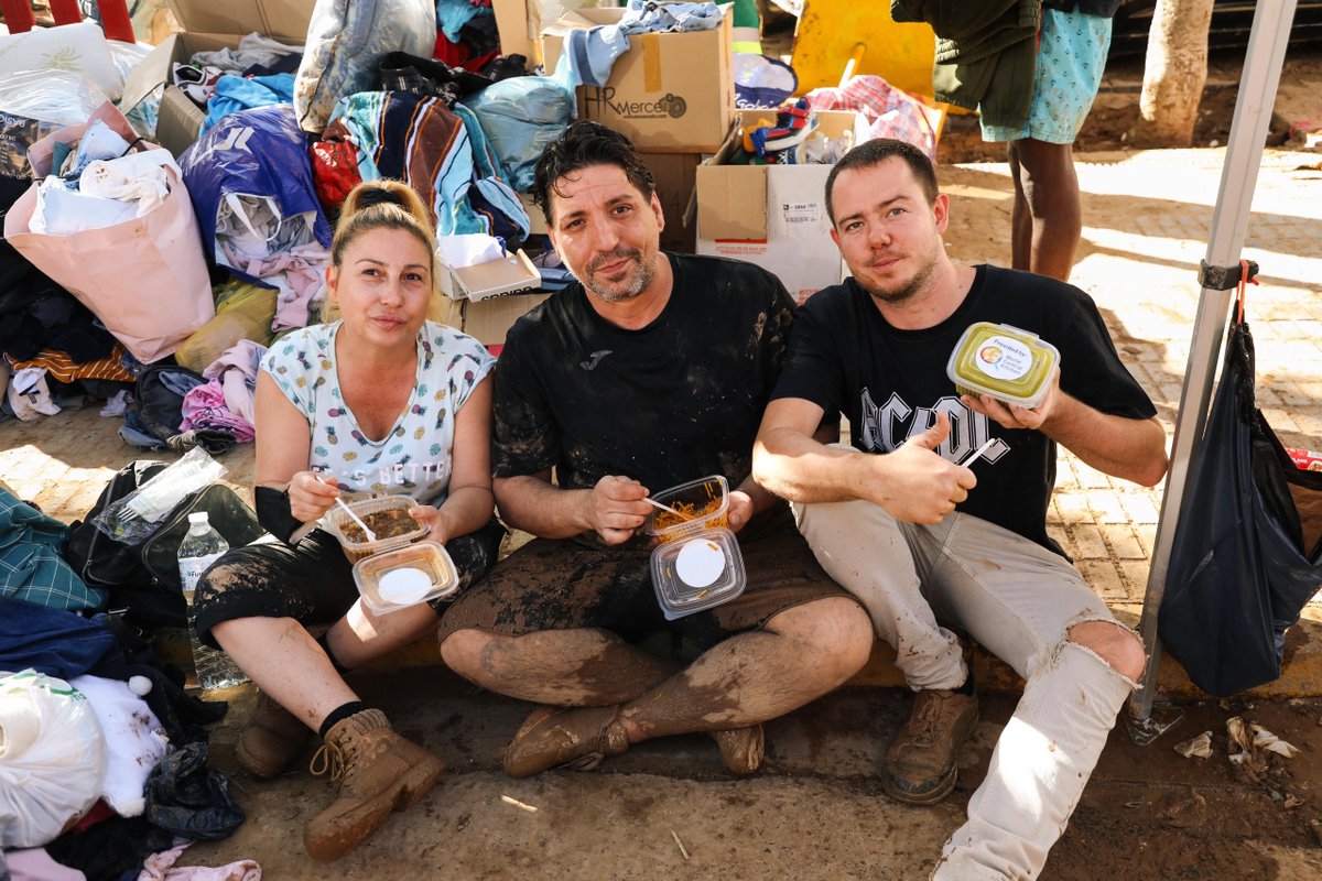 WCKitchen's tweet image. “We haven’t eaten a hot plate of food in days, many of the neighbors do not have power at home or gas and we cannot even heat a plate of food. Thank you for giving us hot meals, we really needed it,” said Elvira, a Paiporta resident.

In Paiporta, rescue units are looking for…