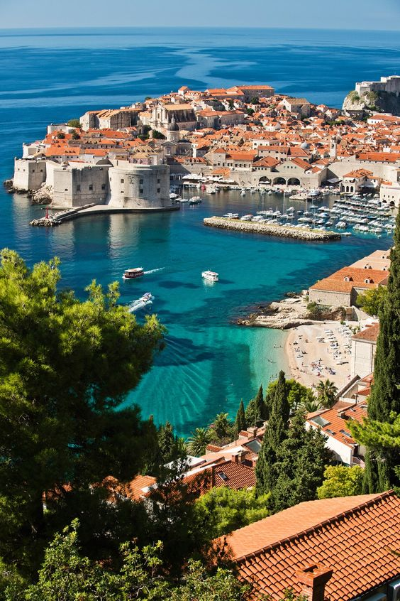 heyshrutimishra's tweet photo. Here's a list of the best places to visit in Europe:🧵👇

1/ Dubrovnik, Croatia 🇭🇷 https://t.co/qYCnIhtdDY