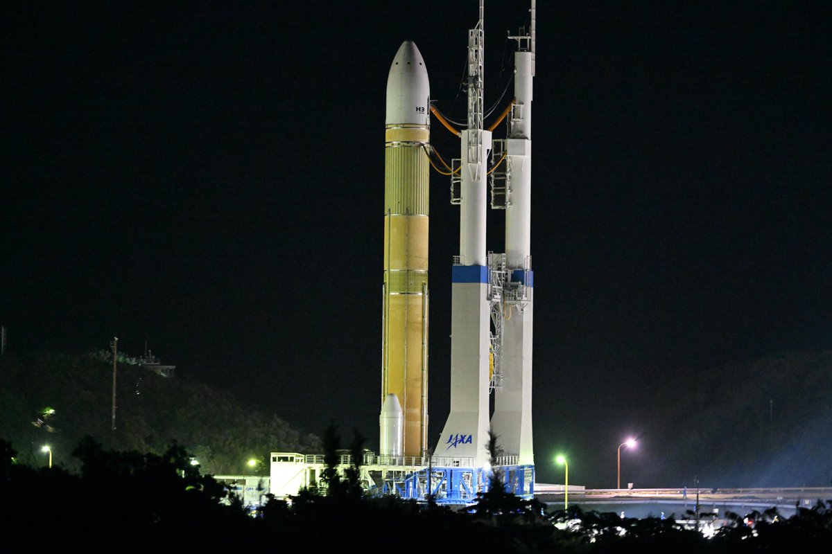 LiveLongPrspr_V's tweet photo. H3ロケット4号機の打ち上げに向け、11月4日未明、機体移動が行われました。
1時20分、移動発射台の上に立ったロケットが組立棟から姿を現し、約500mの距離を移動して、1時52分に第2射点に到着しました。
4日15時48分00秒の打ち上げに向け、種子島宇宙センターは不夜城となって準備が進められています。 https://t.co/OHmXCazFcS