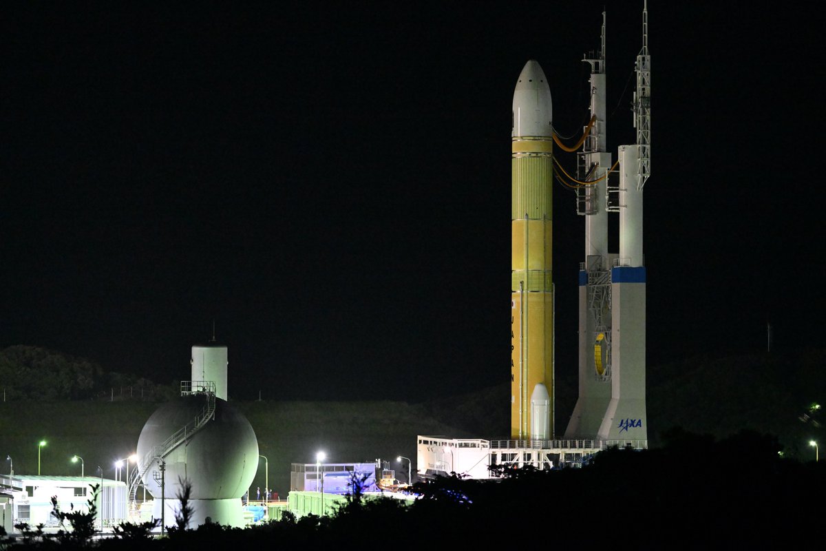 LiveLongPrspr_V's tweet photo. H3ロケット4号機の打ち上げに向け、11月4日未明、機体移動が行われました。
1時20分、移動発射台の上に立ったロケットが組立棟から姿を現し、約500mの距離を移動して、1時52分に第2射点に到着しました。
4日15時48分00秒の打ち上げに向け、種子島宇宙センターは不夜城となって準備が進められています。 https://t.co/OHmXCazFcS