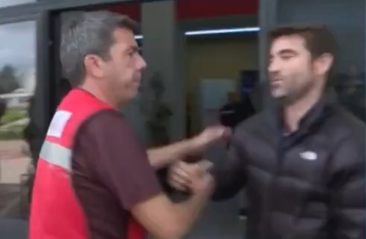 ¿Por qué Carlos Mazón saluda efusivamente a Javier Negre en la entrada del Centro de Emergencias? Los han enviado a cambiar las narrativas.