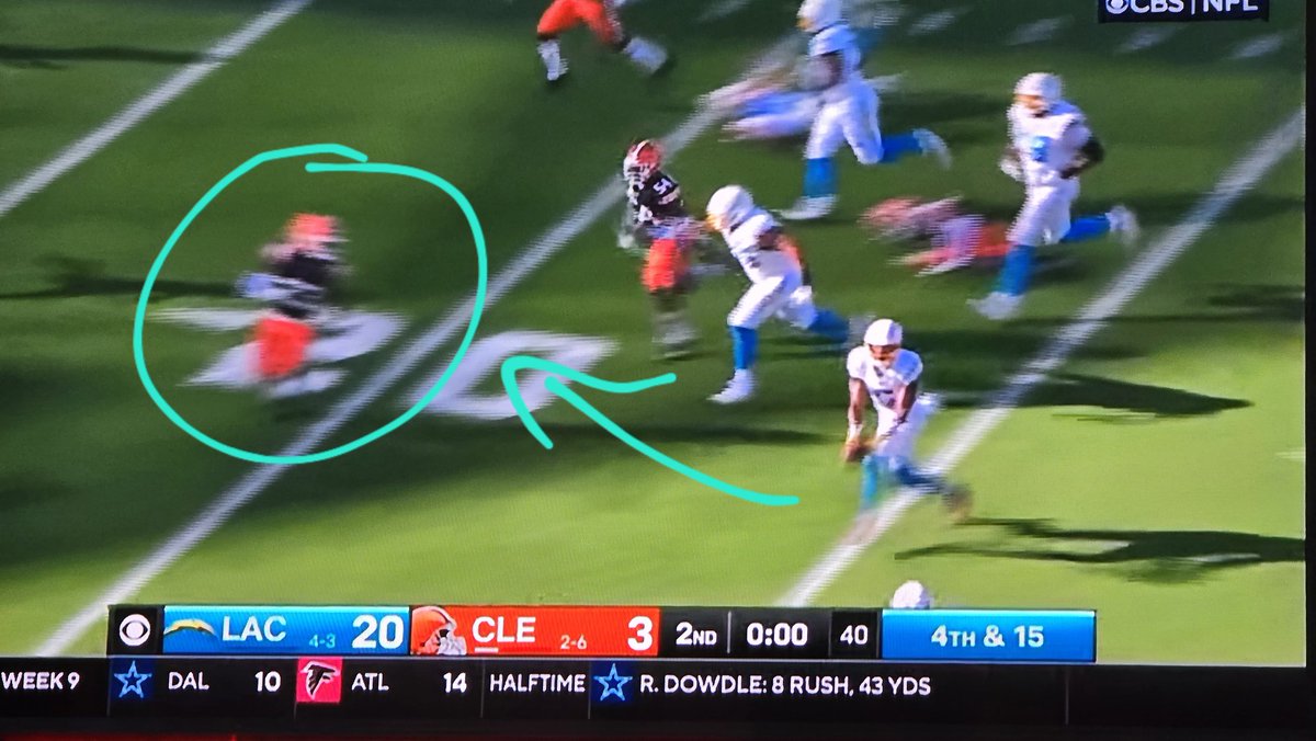SamMonsonNFL's tweet photo. Gotta straighten the line, commit the defender before the pass.
#RugbyTips https://t.co/7d5GpHV5lX