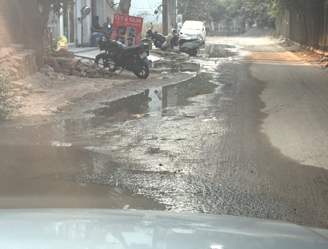 happinessHKY's tweet photo. @OfficialGMDA look at the situation in F block SL 3. We keep opening tickets on your portal and you keep ignoring them. The situation of the road and sewage has worsened to such a level that walking on the road has become very challenging. Sewage is flowing on the road. https://t.co/24iaHpFu2z