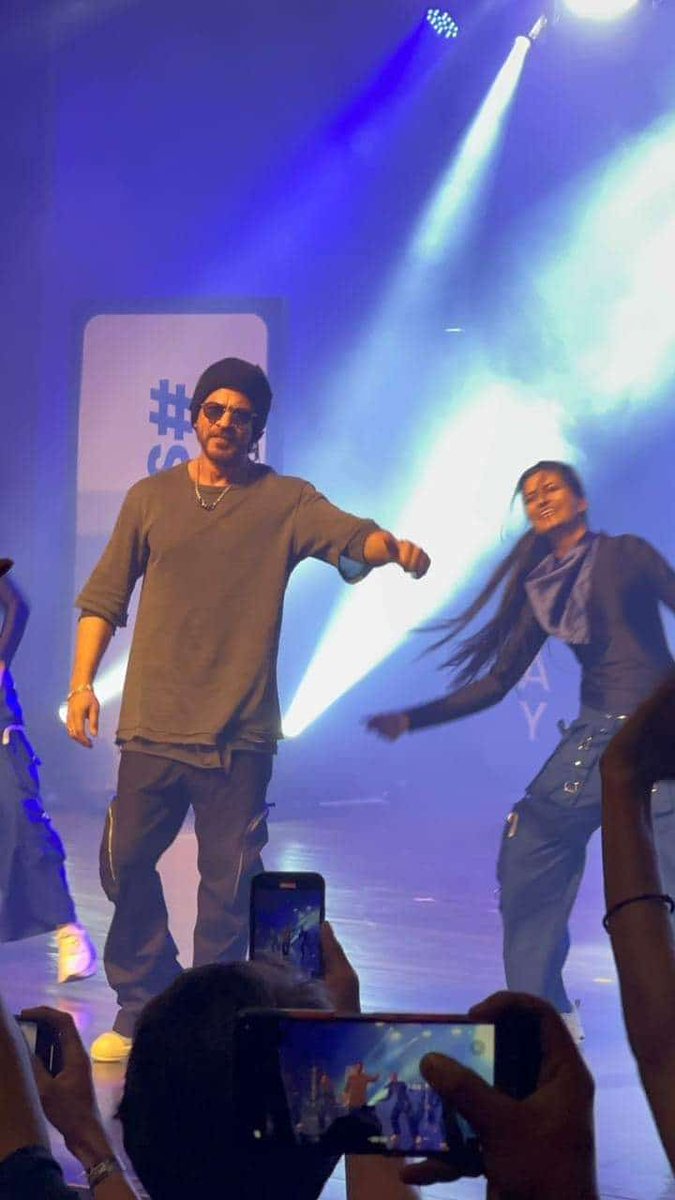 SrkiansM's tweet photo. Our legend's celebrating his birthday with fans ❤️😍
#Shahrukh #srkday #2ndnov
#SRKiansmultiverse https://t.co/gkkkvDxfoF
