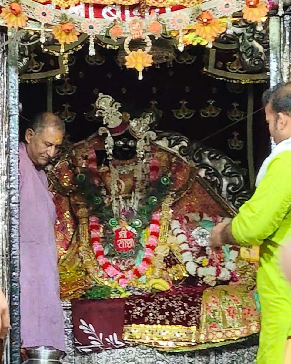 banke_shri's tweet photo. श्री बांके बिहारी सरकार के  श्रृंगार दर्शन https://t.co/rRZWRtR9m4