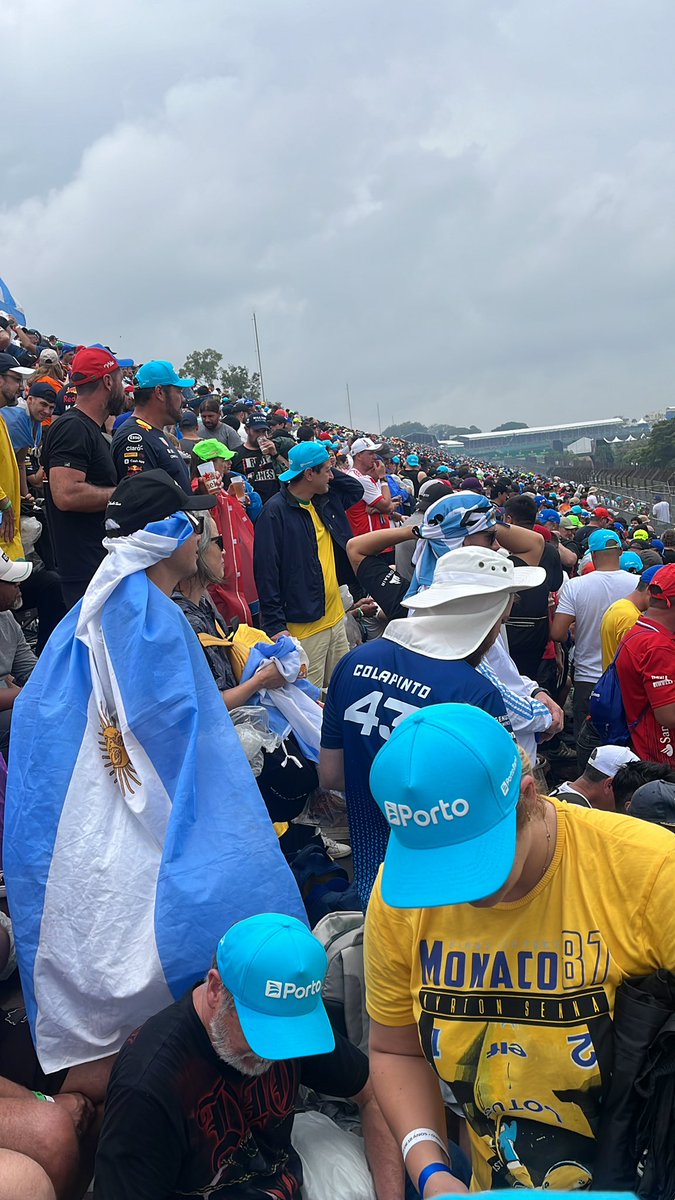 A galera aqui está jogando free fire. Toda hora falam “Capa, capa, capa”