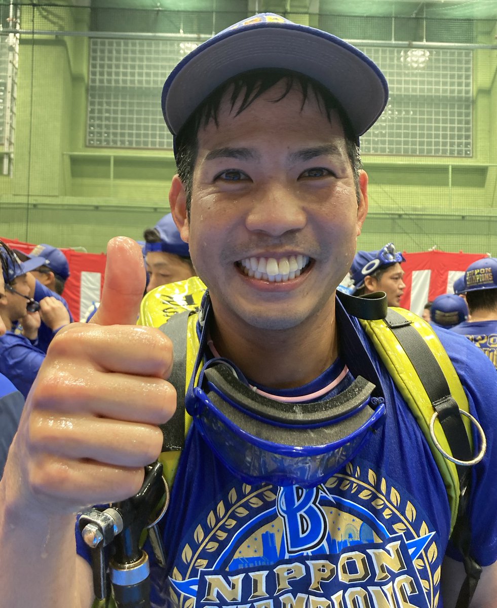 ydb_yokohama's tweet photo. MVPの #桑原将志 選手はビアショルダーを背負って参加🍺

#SMBC日本シリーズ　
#ベイスターズ　
#baystars https://t.co/jfGljsnurO