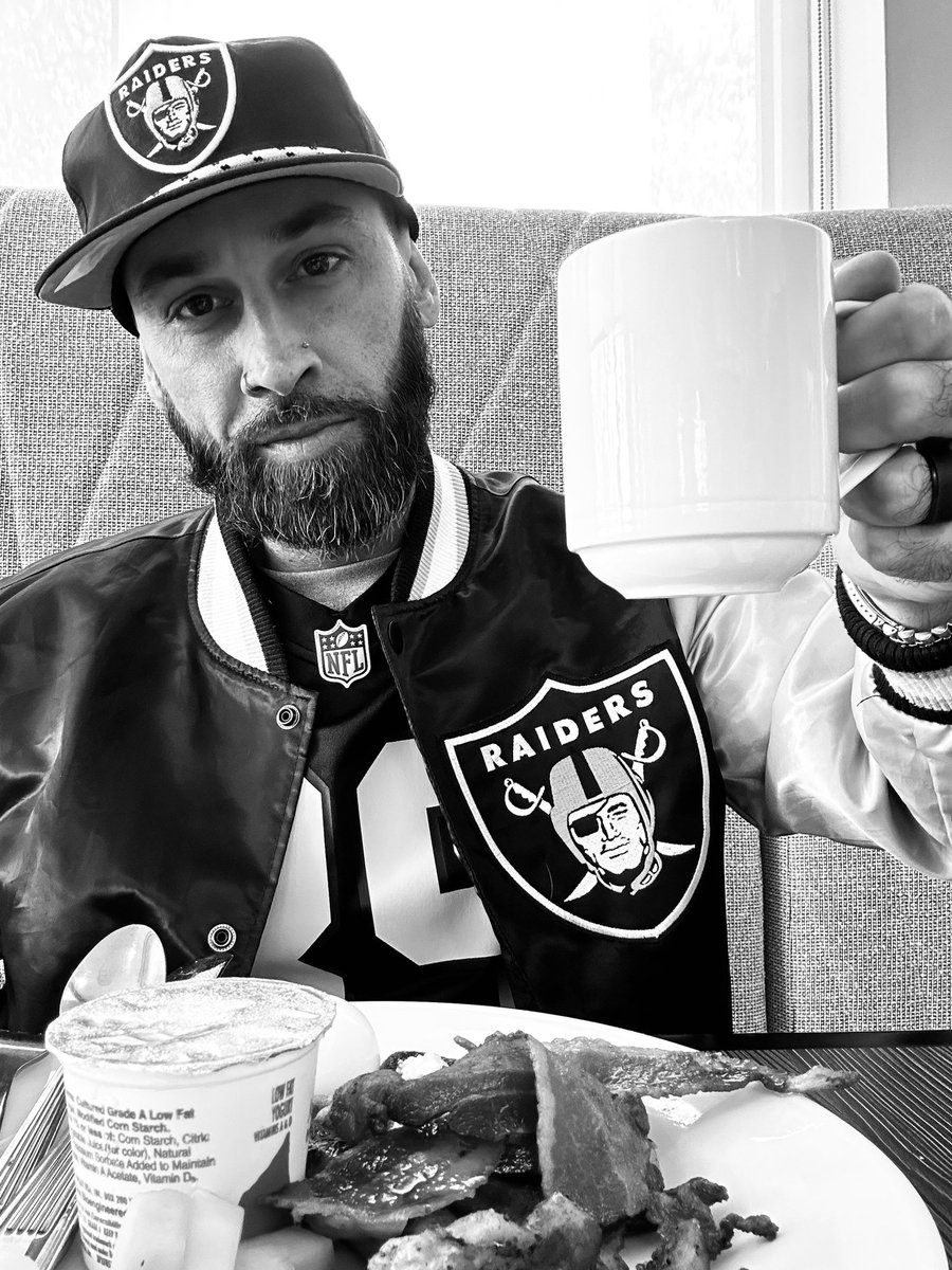 GraphkRaider's tweet photo. Coffee &amp; Convo 🏴‍☠️ #raiders #raidernation https://t.co/WbPJVXx3SV