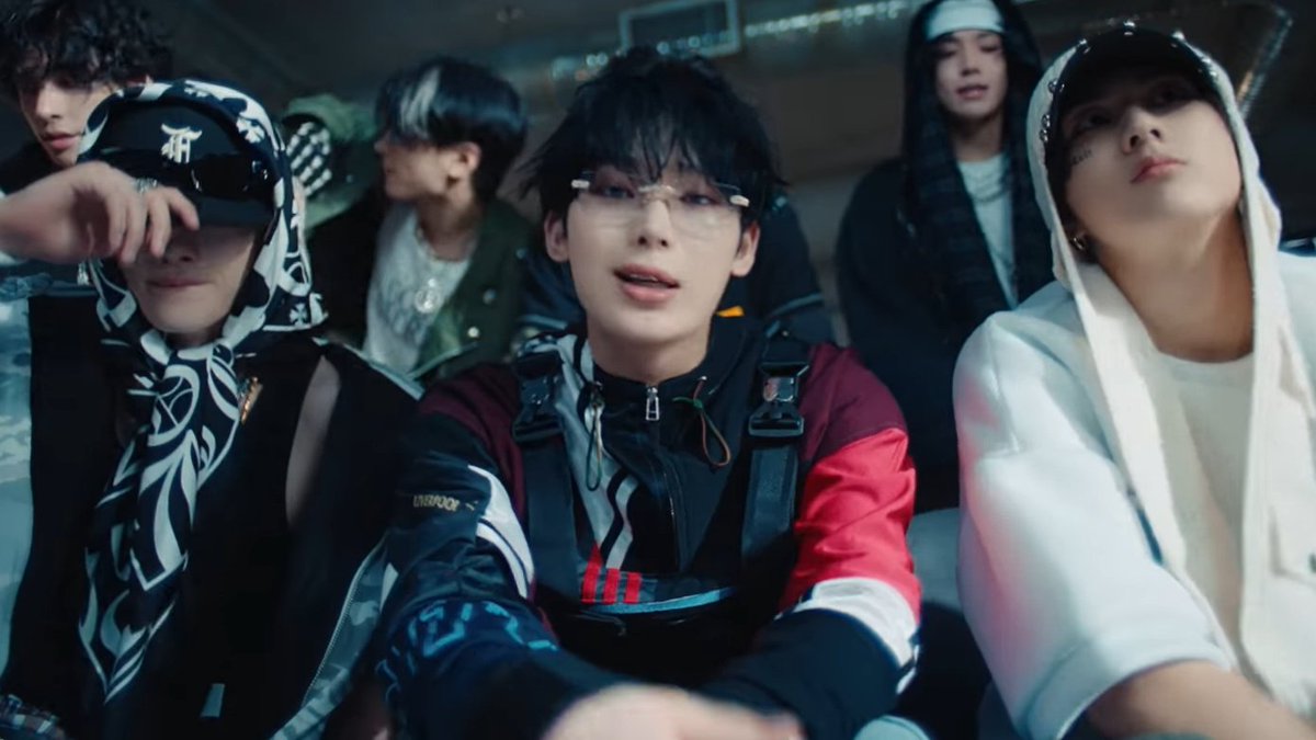 softlysunoo's tweet photo. man, sunoo ate up this look i am OBSESSED https://t.co/f2mC1HOzUb