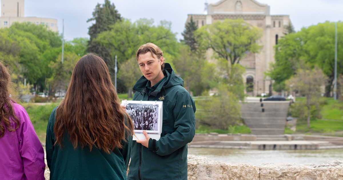ParcsCanadaMB's tweet photo. Rappel : reculez vos horloges d’une heure aujourd’hui! 🕰️ Pour remonter encore plus loin dans le temps, nous vous recommandons une visite avec un guide de Parcs Canada. https://t.co/MoBX2xihM9