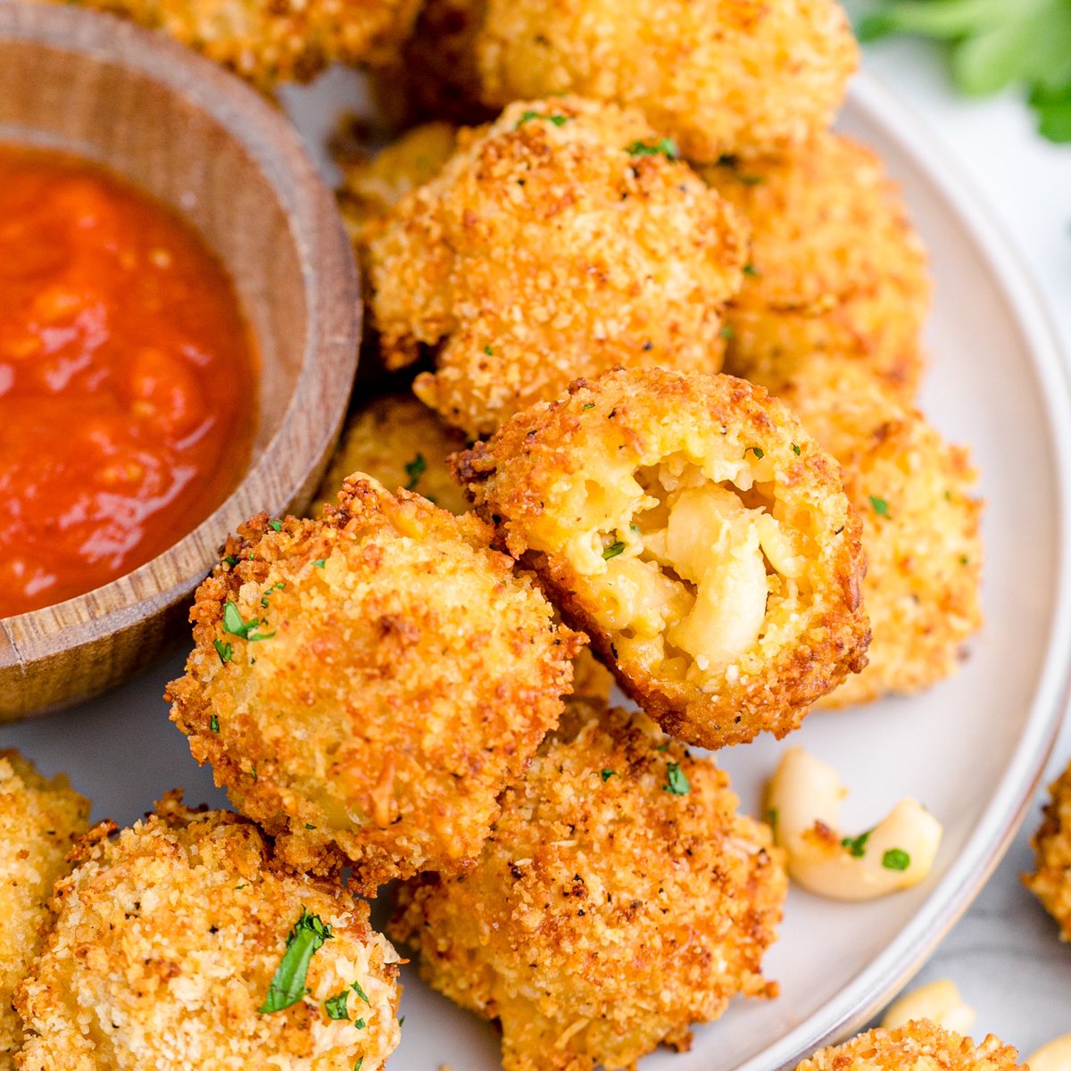 Country_Cook's tweet image. Air Fryer Mac and Cheese Bites have a crunchy, crispy Panko breaded exterior with creamy Mac and cheese on the inside. No oil and no oven needed! thecountrycook.net/air-fryer-mac-…