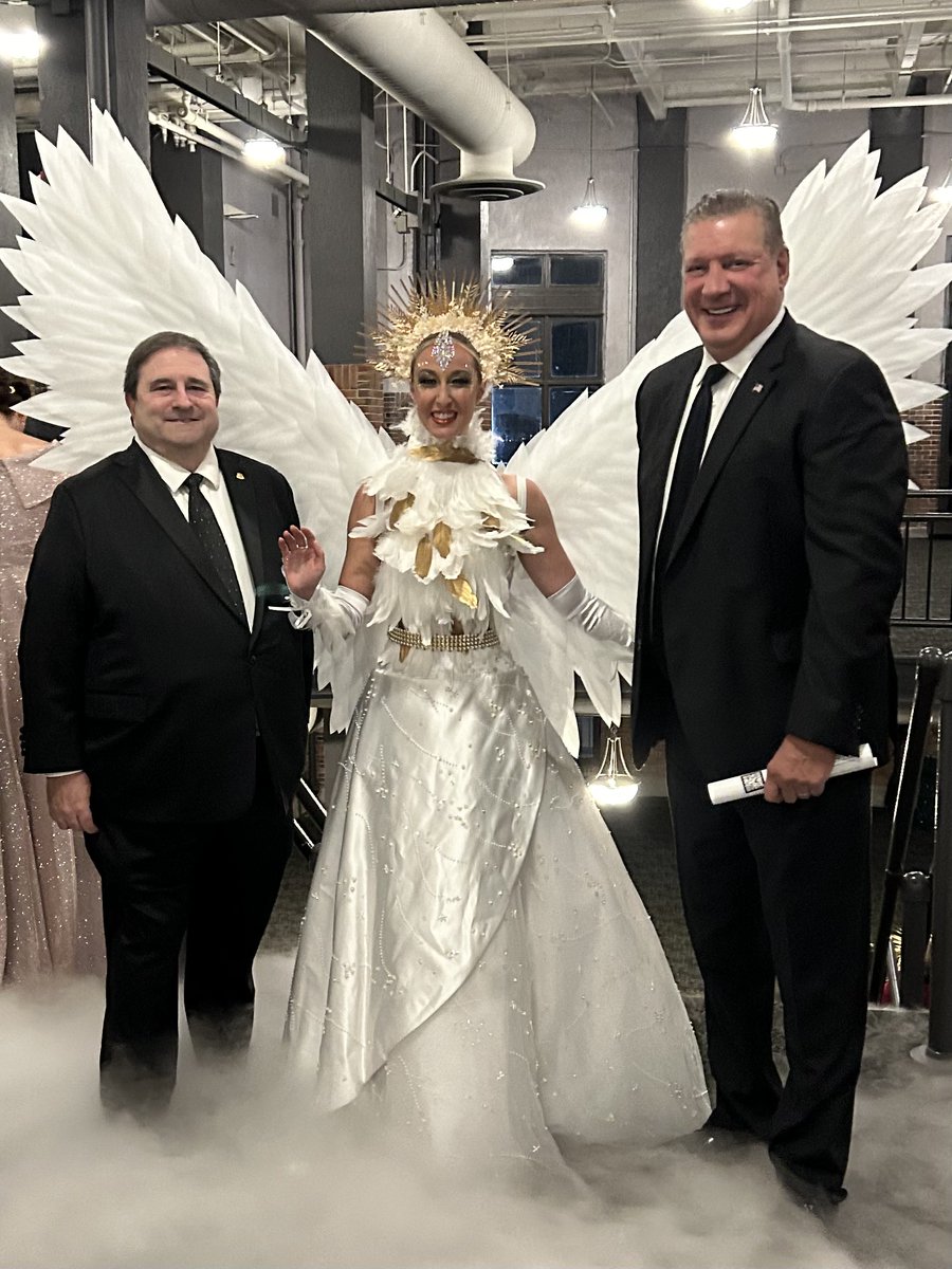 I was honored to attend the 10th Anniversary Wings to Cure Gala for the Hippocratic Cancer Research Foundation (HCRF) in support of groundbreaking research at the Lurie Cancer Center. They are making amazing strides in their efforts to eliminate cancer. The event was an