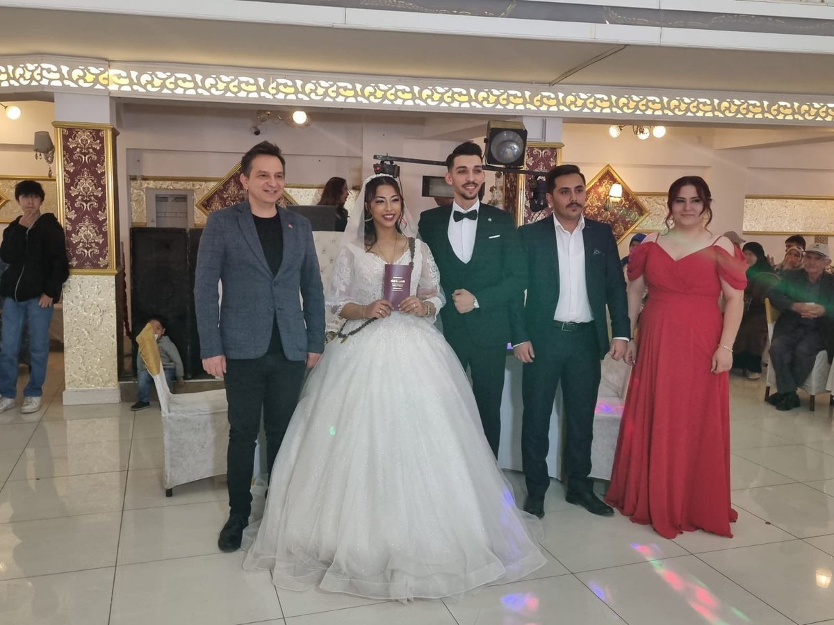 Selçukbey Mahallesi sandık başkanımız Yüksel Karasu'nun kıymetli evladı Umut ve Özlem kardeşlerimizin düğün davetine katıldık. 

Genç kardeşlerimize bir ömür boyu mutluluklar dilliyor, ailelerini tebrik ediyorum.