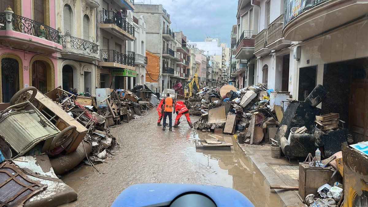 UnioLlauradora's tweet photo. 🗣️ Així estava este matí el carrer Muntanya d'Algemesí quan han arribat els 🚜🚜🚜 com podeu vore les fotografies i així ha quedat després del treball 💪 dels llauradors en el vídeo del nostre i gran @NandoDura de la comissió executiva @UnioLlauradora #orgulldellauradors https://t.co/ffojOSWvGK