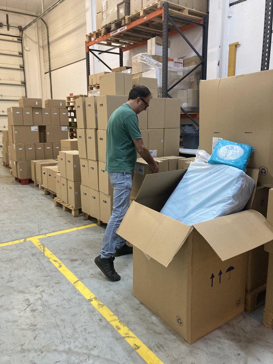 farmamundi's tweet photo. 🚚 Suministramos material sanitario a 29 centros de mayores afectados por la #DANA. Pañales, toallitas, empapadores, jeringuillas, bisturís, guantes y más, en un envío de 5.000kg coordinado con @GVAIgualtat que ayudará a cubrir necesidades urgentes. 

ℹ️➡️ https://t.co/bYXNsdci8L https://t.co/CF2ph7zLBH