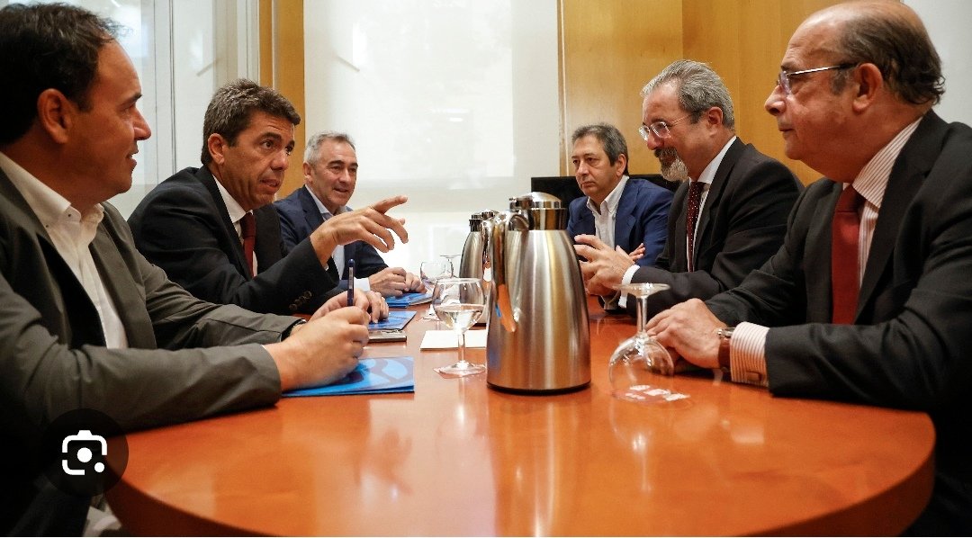 CristianBilba12's tweet photo. Por si alguien lo ha olvidado, ésta fue la imagen de la reunión para conformar el Gobierno Valenciano.

A un lado el PP y al otro lado los negacionistas de VOX. Ellos son los principales responsables de este desastre por mucho que la ultraderecha quiera cambiar el relato. https://t.co/IerQ8cWGjJ