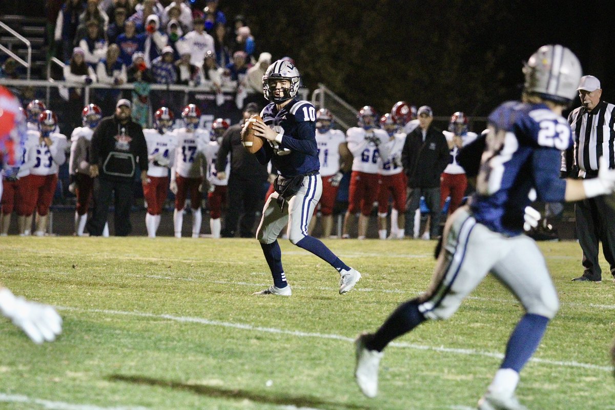 NotJethroTull's tweet photo. @LCCknightFb takes care of Western Boone and advances to the sectional championship. #Simbo https://t.co/q7aqfljlf5