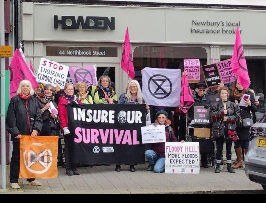 XR_Newbury's tweet photo. Local people out on the streets of #Newbury yesterday demanding insurers stop insuring new fossil fuel projects! #nonewoil #InsureOurSurvival #InsuranceCrisis
#CommunityAction #nonewfossilfuels
#ClimateActionNow https://t.co/QRVHtN38up