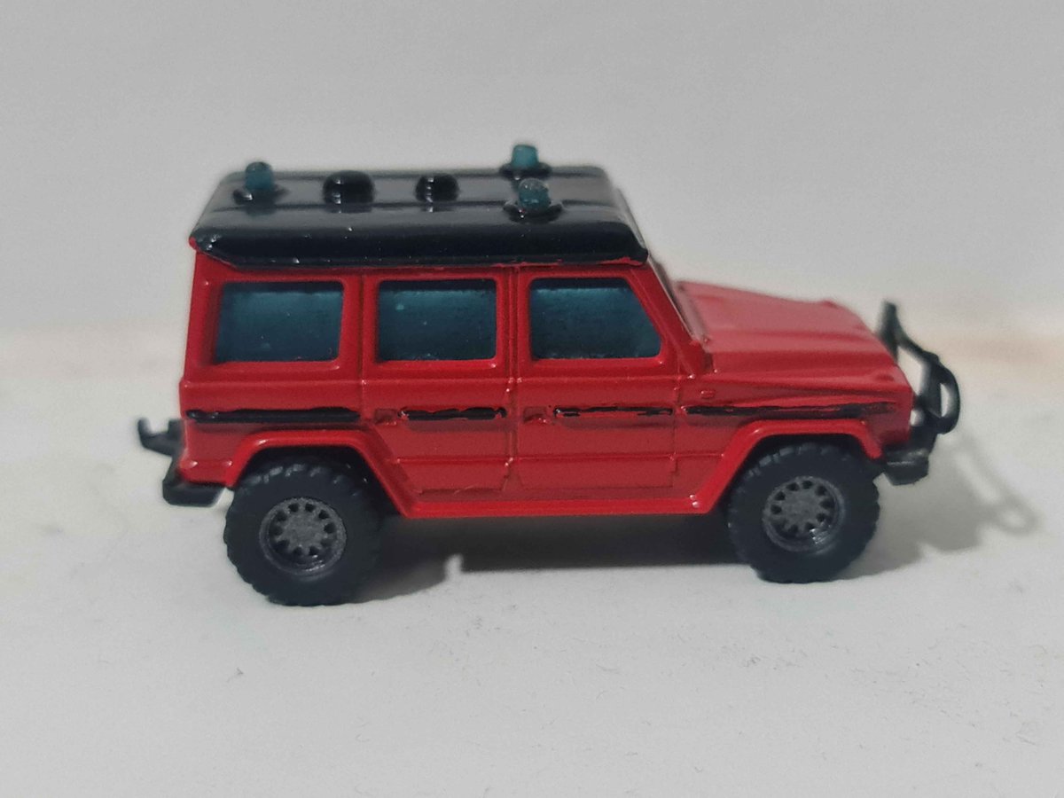 Aoiscustoms's tweet photo. 1/64 Matchbox Mercedes Benz 280 GE. pretty sure this is the oldest in my entire collection. The casting comes from 1987.  I really like how the red turned out.

#matchox #MercedesBenz #280ge #customdiecast #Mercedes #diecast https://t.co/hpQsEXT0AH