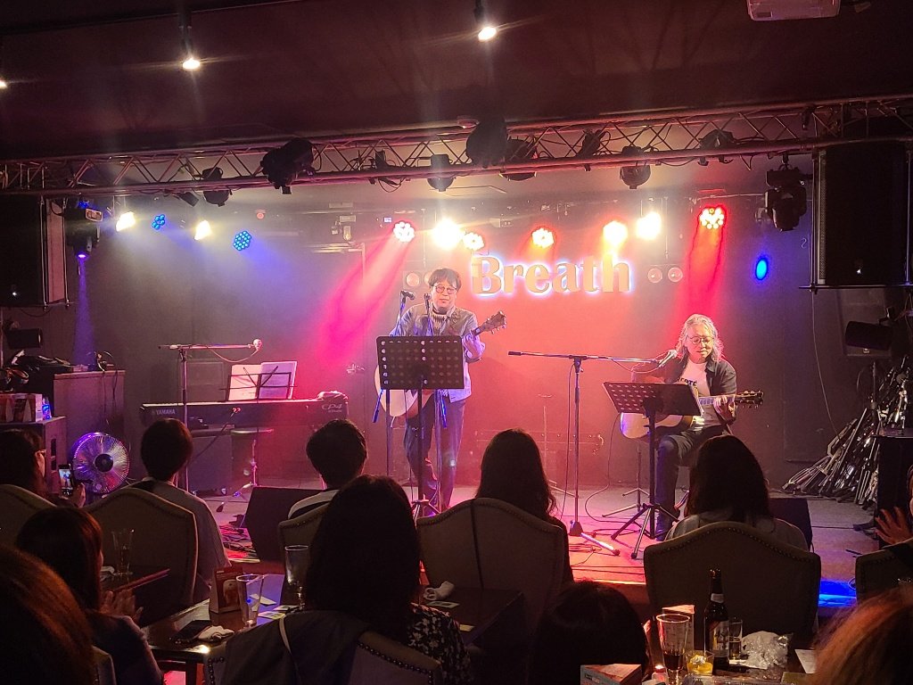 ITOYAN_Gui9vtv's tweet photo. 今日のLIVE後は、Brethでの『カネノブ テツヤ』ワンマンLIVEにground DEEDでおじゃまさせて頂きました。
カネテツ氏、ソロでの名古屋ワンマンは、6年ぶりだそう。
素晴らしいLIVEでした!
カネテツ氏、先日のground DEED 仮装のSNSを見て下さった様です…(笑)
#カネノブテツヤ
#丹波博幸
#Breth https://t.co/X0RVz84F9e