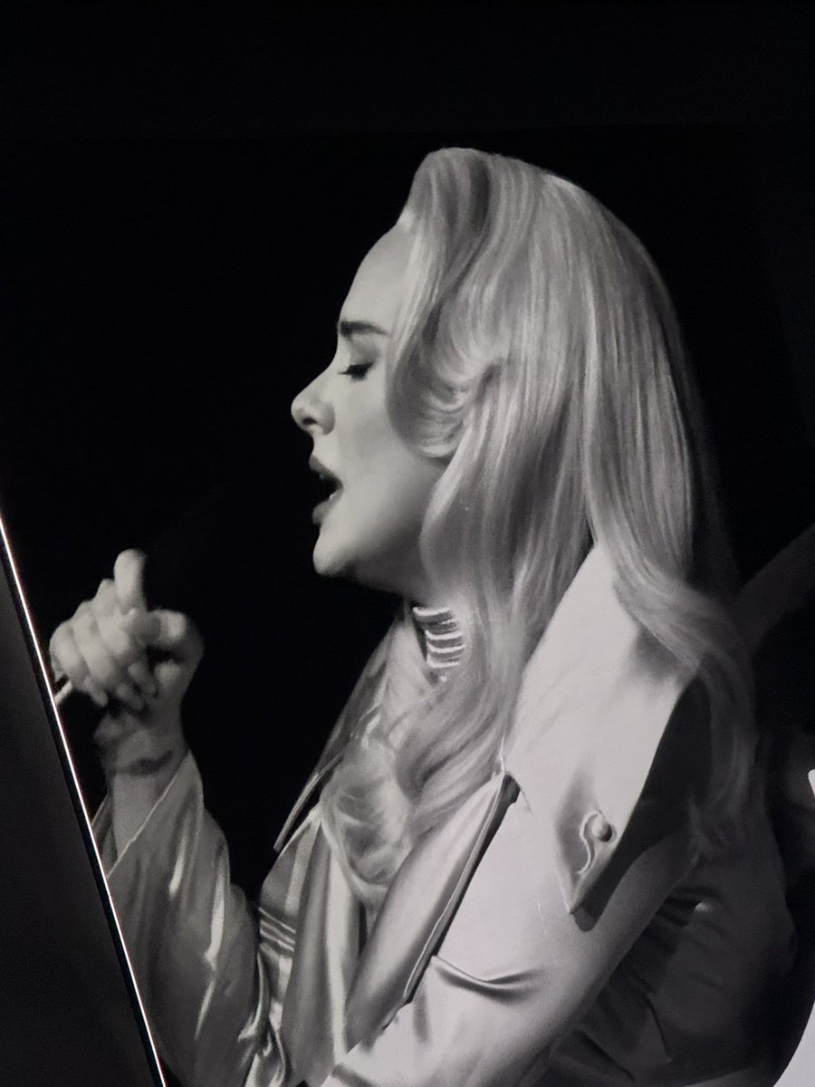 fbraca29's tweet photo. @Adele 🎙️ #lasvegas 🇺🇸❤️ https://t.co/8CdErD3QwR