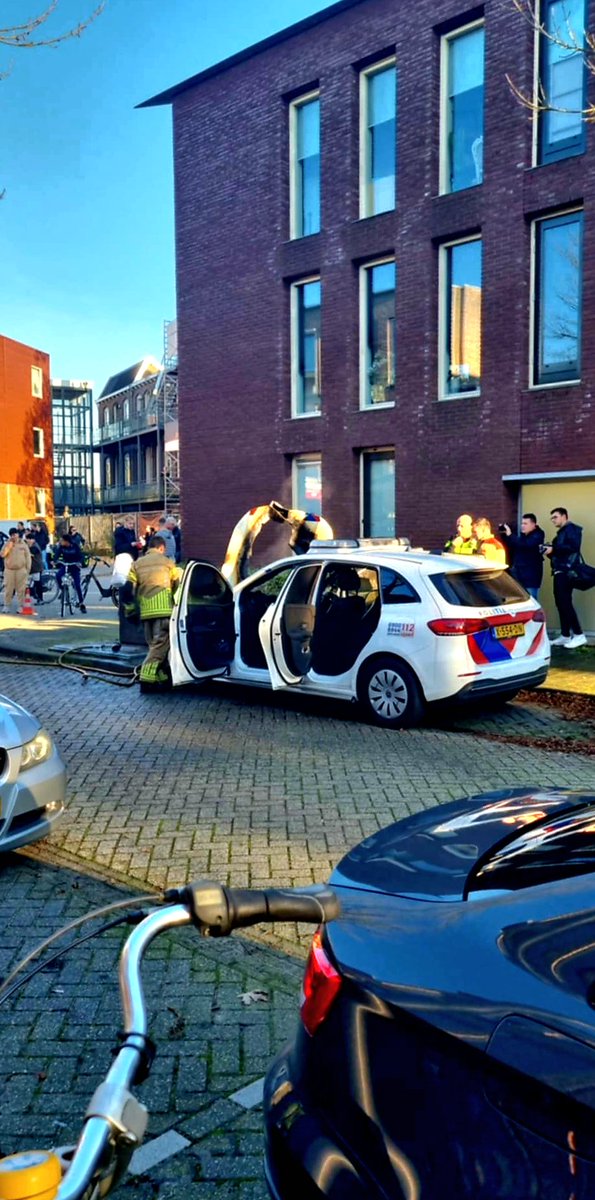 Brand in politieauto op splitsing Boxbergerweg / Middelweg #deventer <a href="/BrwDeventer/">Brandweer Deventer</a>
