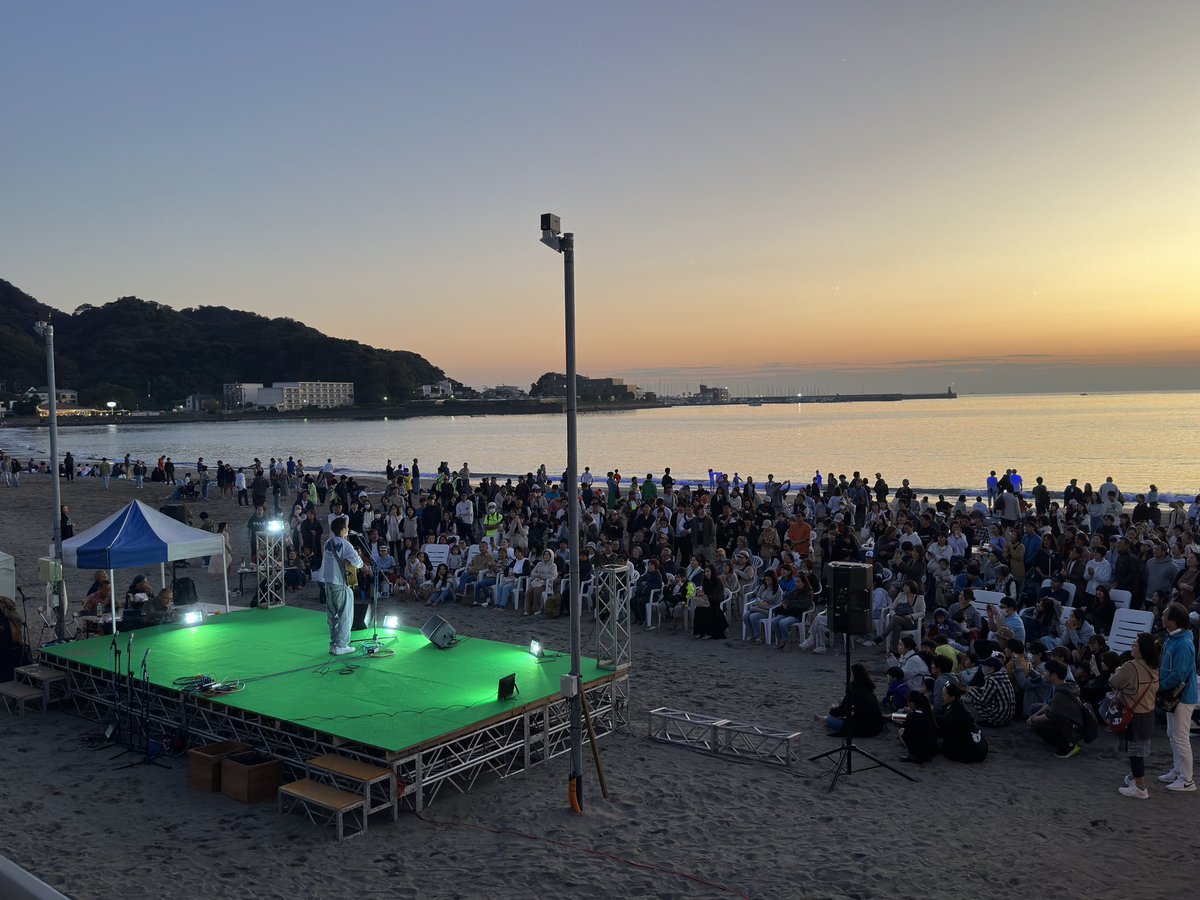 zushitabijp's tweet image. 夕日が沈む時、音合わせ中の瑛人さんの歌声...そしてNIGHT WAVEが点灯！
夕陽も青い波もステージも美味しい料理も満喫😋一日だけの開催でしたが、たくさんの方にお越しいただきました😂
ありがとうございました！
#逗子 #逗子旅 #逗子海岸 #ナイトウェーブ #ご来場ありがとうございました