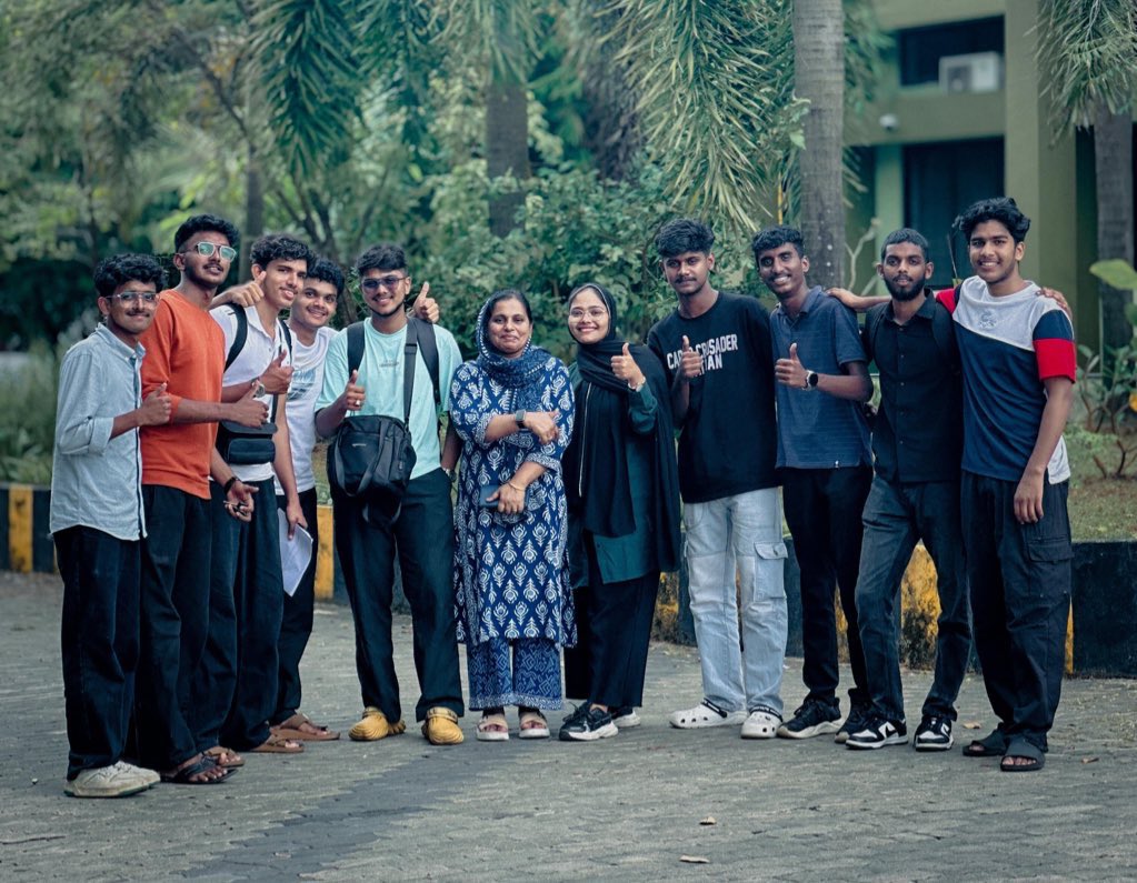 mhdmusthaf's tweet photo. We did it✅

Our USELESS PROJECTS hackathon was a success — an 18-hour, non-stop innovation sprint that pushed creativity to the max!

About the Hackathon:
▪️11 teams with 3 members each
▪️No limits, no specific problem  
statements — students could build anything!
▪️Targeted toward 2nd and 3rd-year students from KMEA College

@editomith -@haaaaadhii 
#Hackathon #Code #0xschool