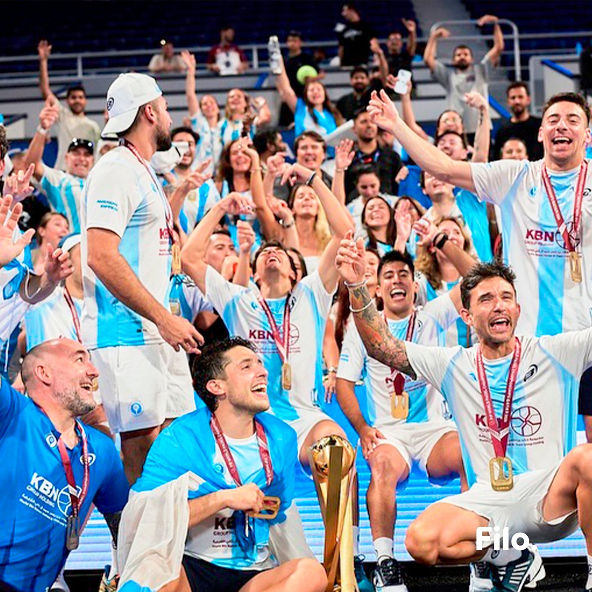 filonewsOK's tweet photo. 🇦🇷 ¡#Argentina se consagró campeón en el Mundial de Padel!

🎾 En la final disputada en #Qatar, el conjunto albiceleste se impuso 2-1 contra España y se convirtió en bicampeona del mundo.

💪 De esta forma el seleccionado logró su 12° título en su 17° final consecutiva. https://t.co/sG3wQ7egJI